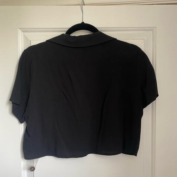 Black large cropped boxy Blue Blush button up top - Picture 2 of 5